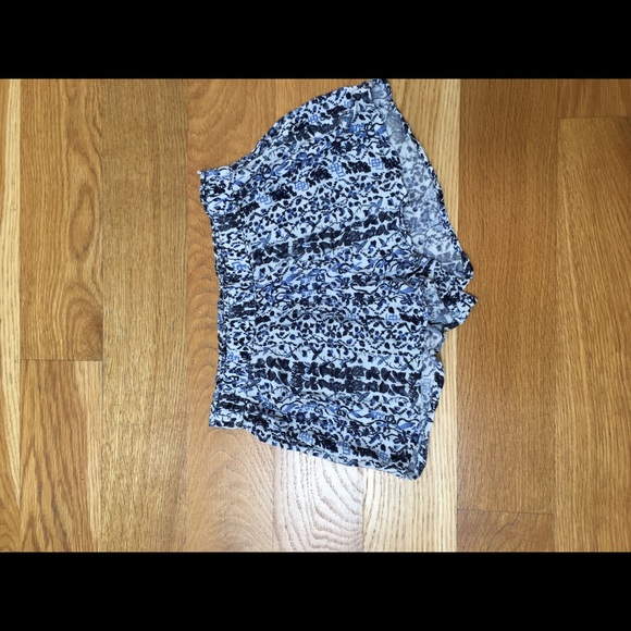 Blue and white floral design Abercrombie shorts - Picture 4 of 4